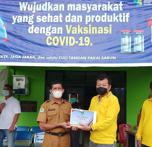 Ucapkan Terima Kasih, Ketua Komisi II DPRD Bengkalis Berikan Penghargaan Nakes dan Puskesmas Penyelenggara Gerakan 5000 Vaksinasi Covid Bengkalis